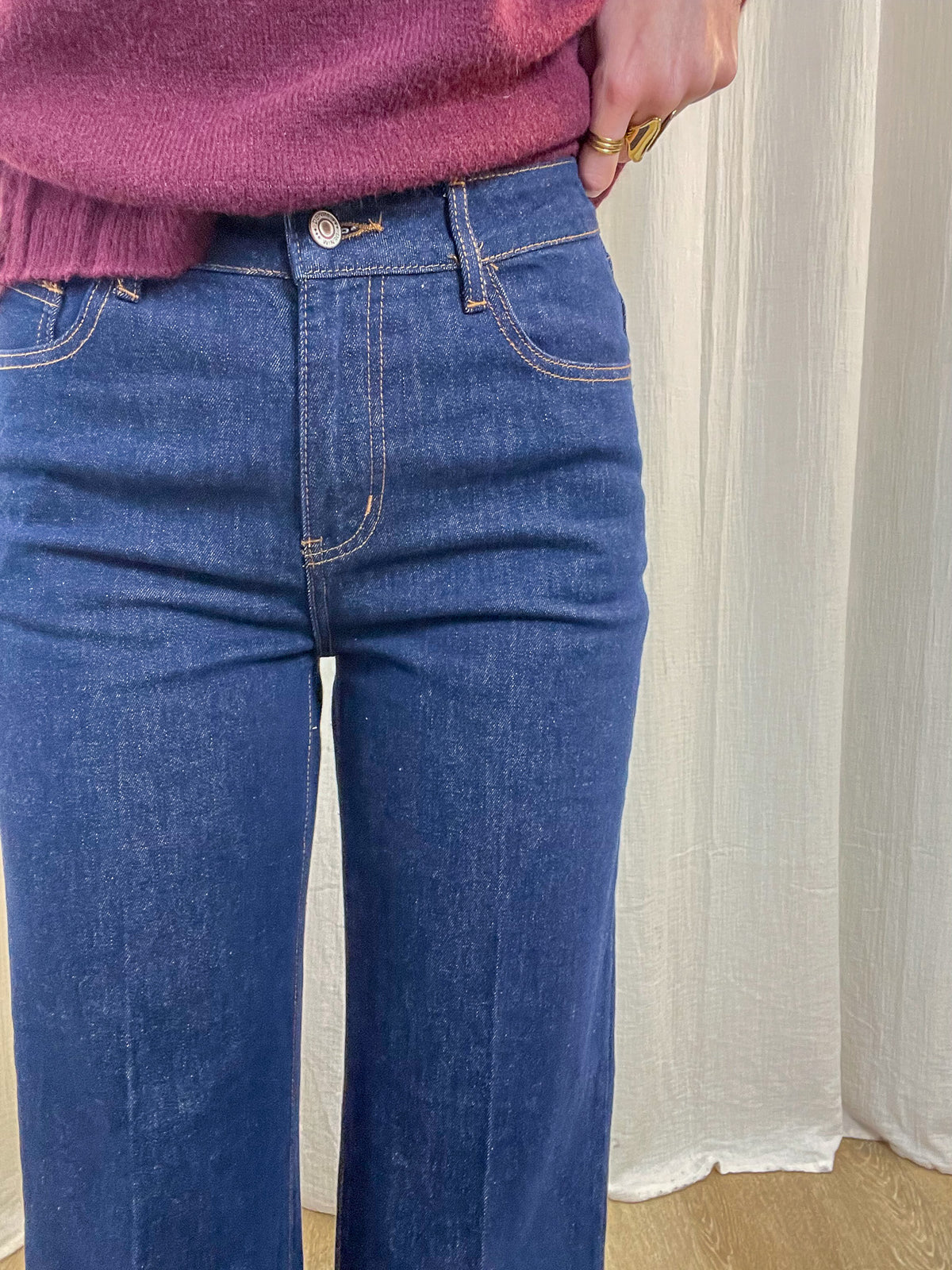 Jean wide leg taille haute bleu brut femme avec coutures contrastantes et pull rose maille douce