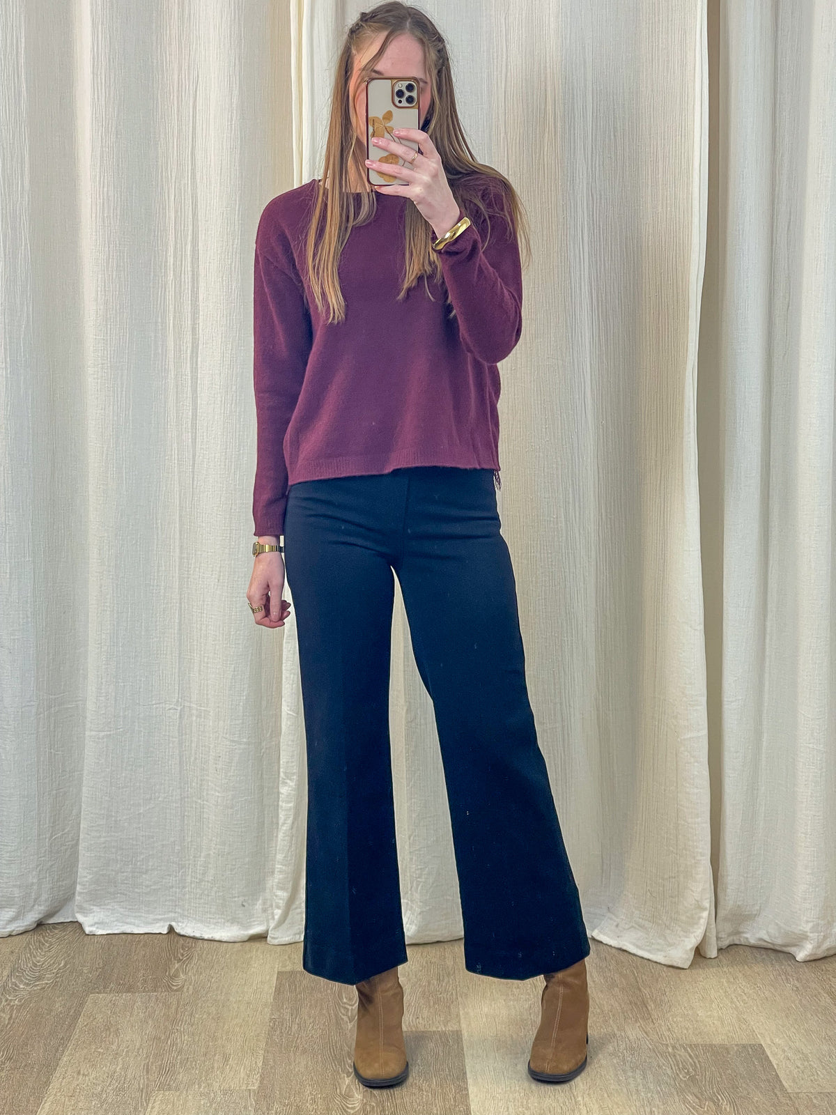 Jean wide leg taille haute bleu marine coupe flare porté avec pull bordeaux et bottines camel femme