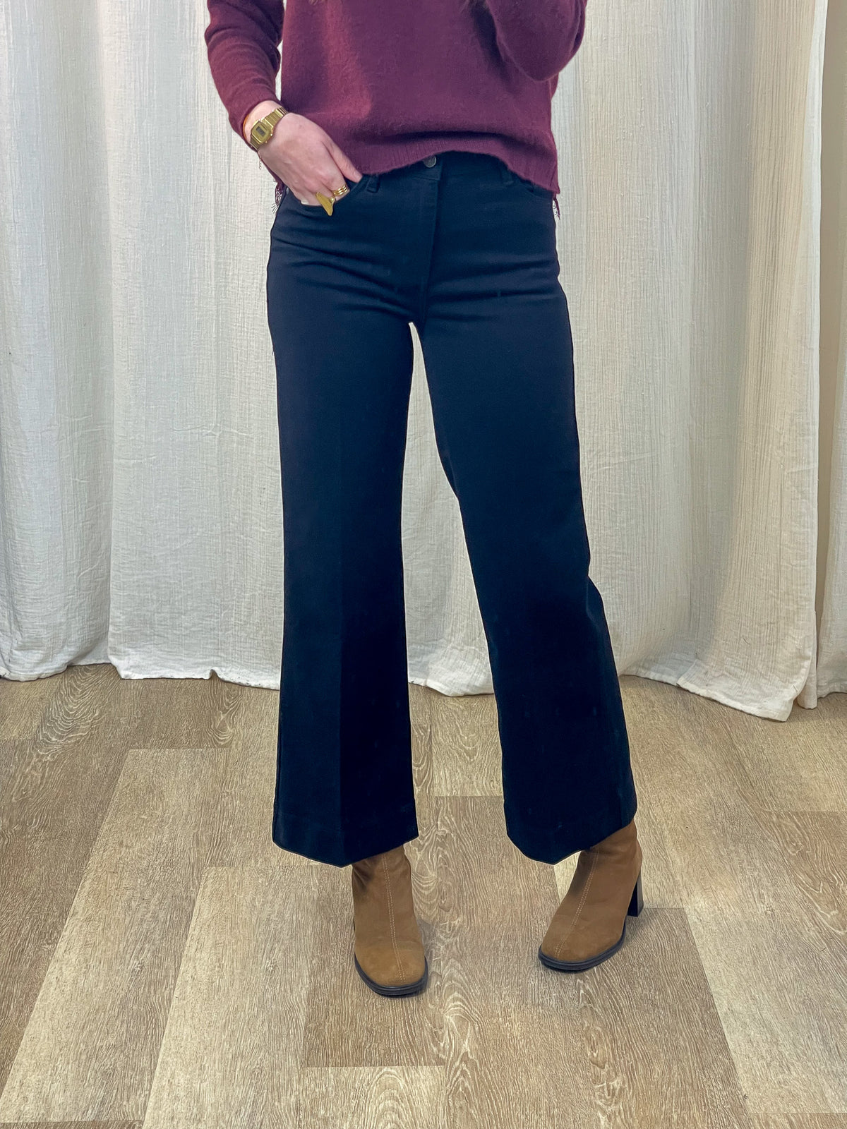 Jean wide leg taille haute noir femme coupe flare évasée style années 70 porté avec bottines camel