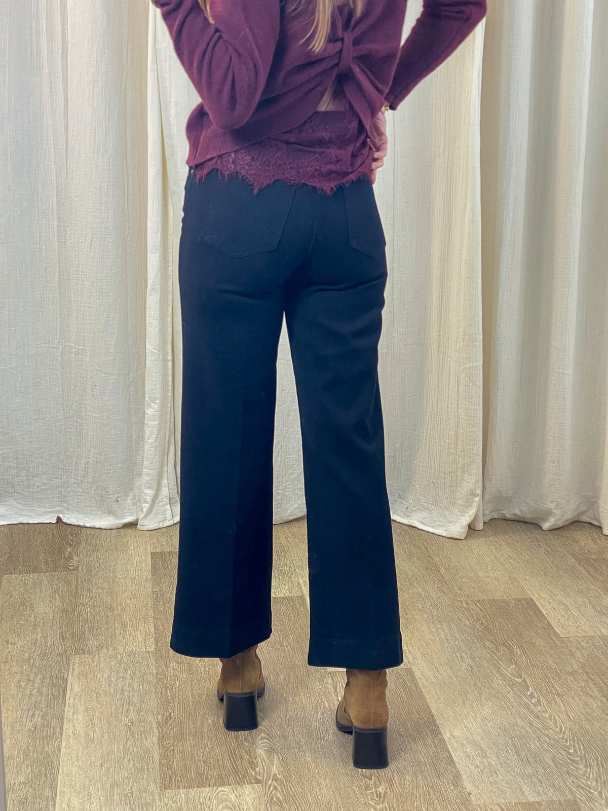 Jean wide leg taille haute bleu marine femme coupe évasée avec poches arrière style vintage