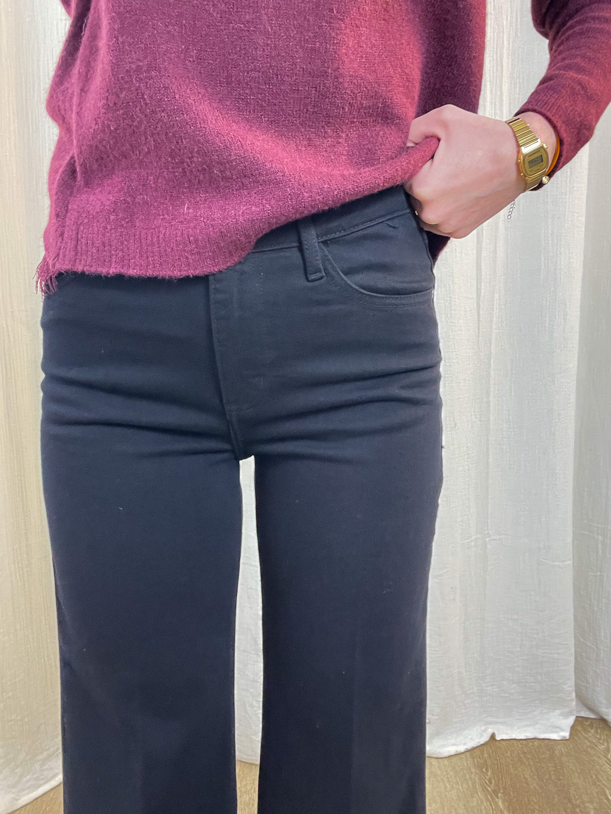 Jean wide leg taille haute noir Vienna Oraije porté avec pull bordeaux, pantalon évasé femme coupe flatteuse