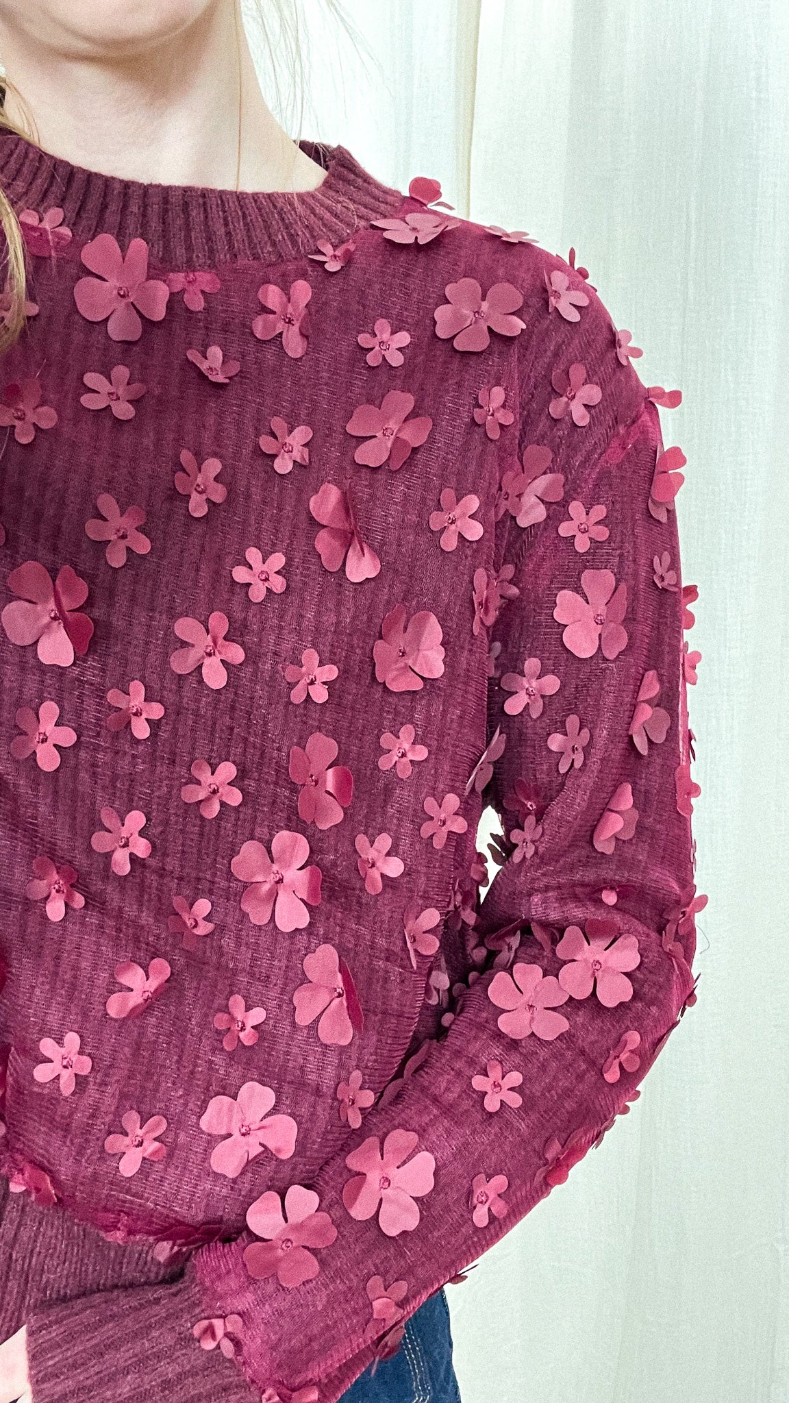 Pull Sarah – Pull texturé bordeaux à fleurs en relief