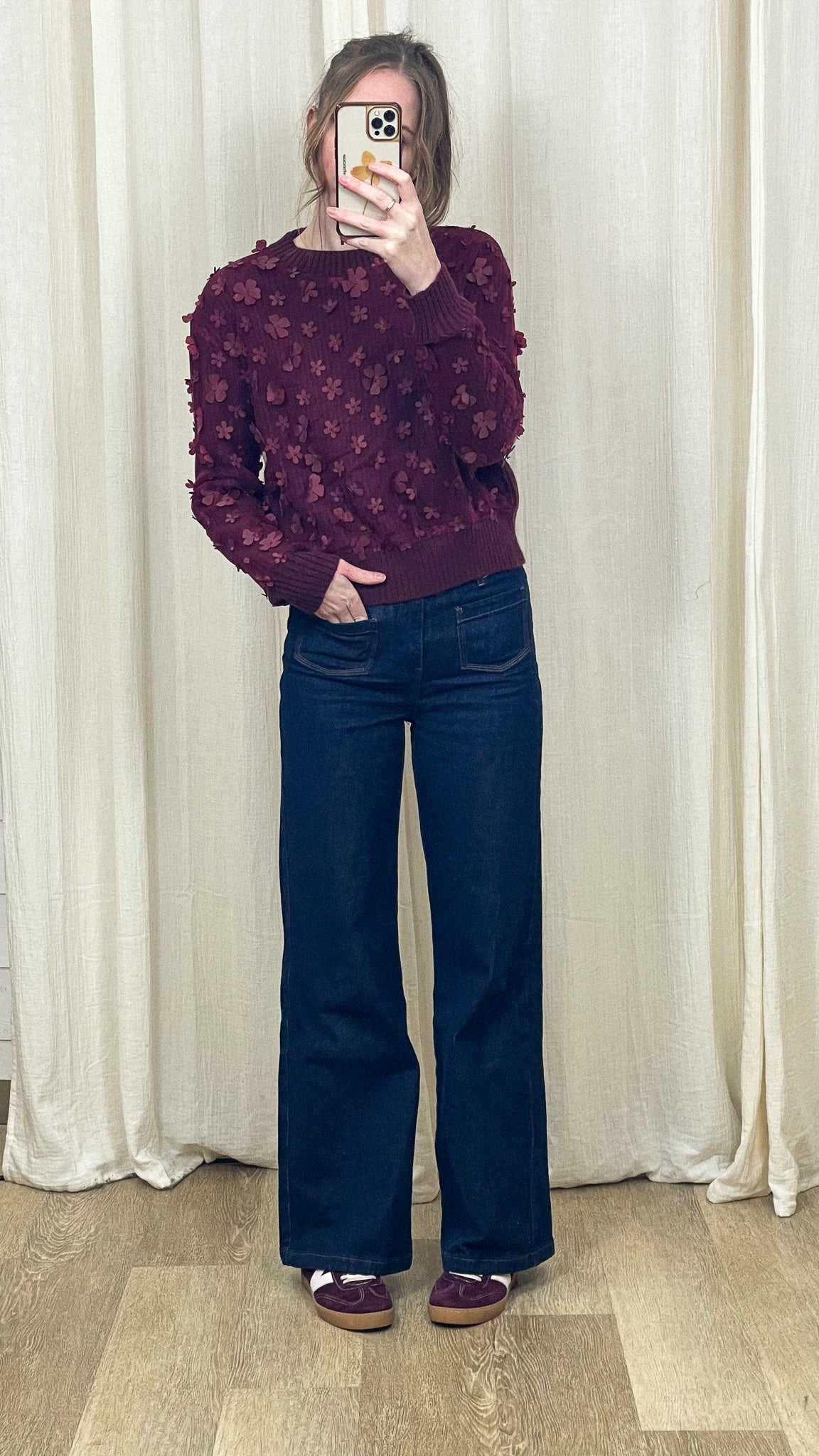 Pull Sarah – Pull texturé bordeaux à fleurs en relief