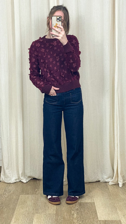 Pull Sarah – Pull texturé bordeaux à fleurs en relief