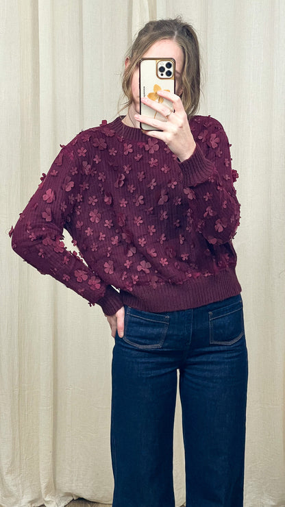 Pull Sarah – Pull texturé bordeaux à fleurs en relief