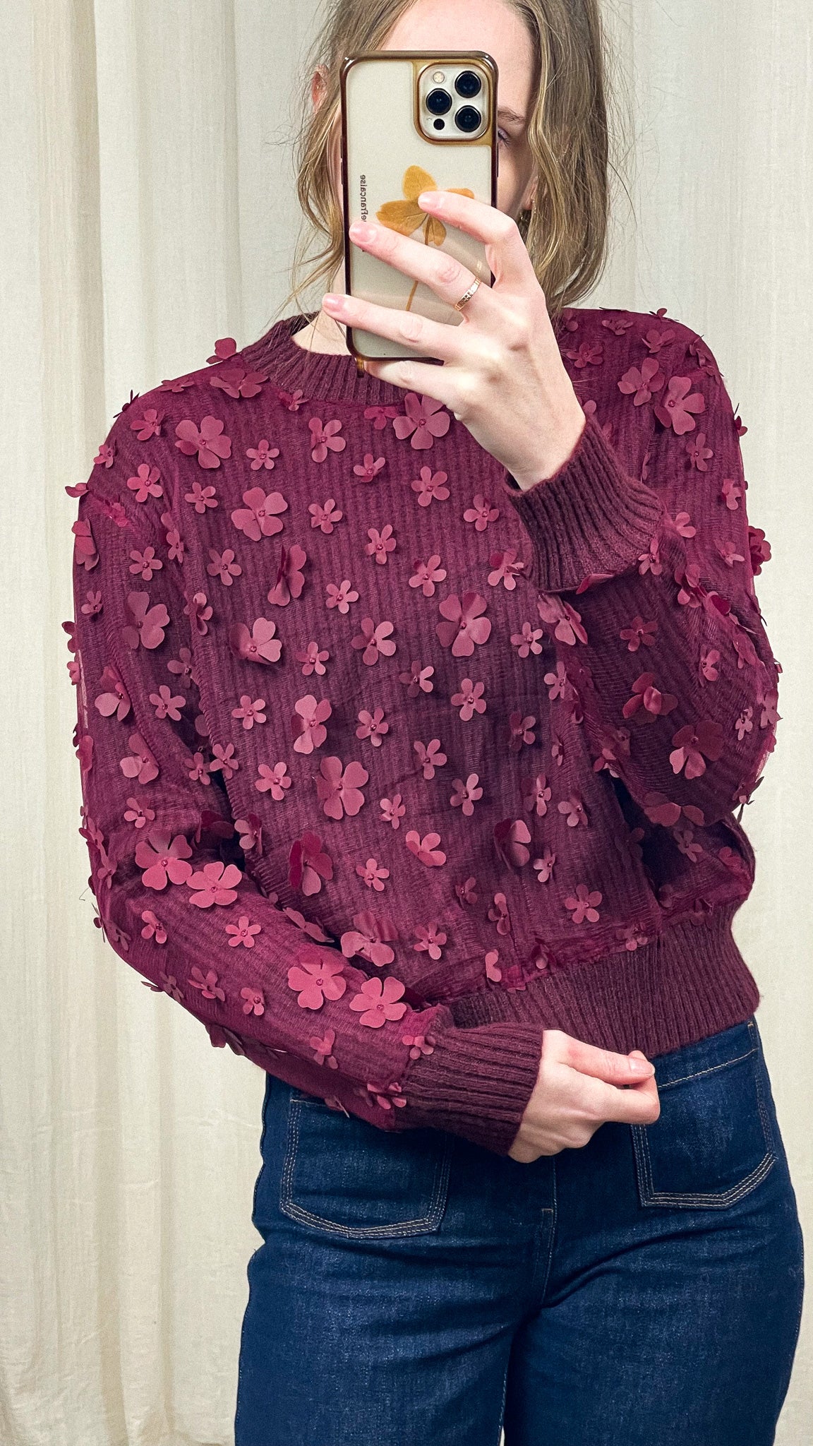 Pull Sarah – Pull texturé bordeaux à fleurs en relief