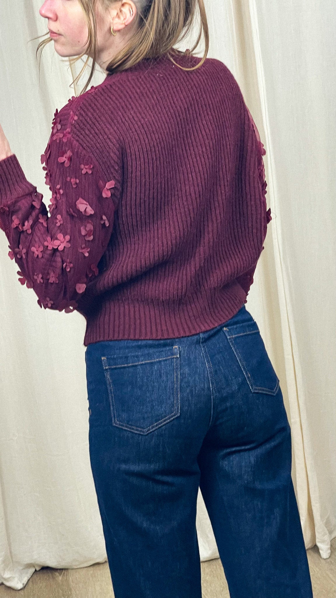 Pull Sarah – Pull texturé bordeaux à fleurs en relief