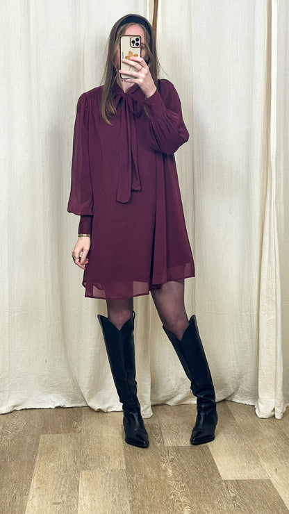 Robe Astride – Robe fluide à nœud col lavallière