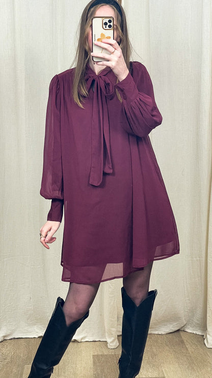 Robe Astride – Robe fluide à nœud col lavallière