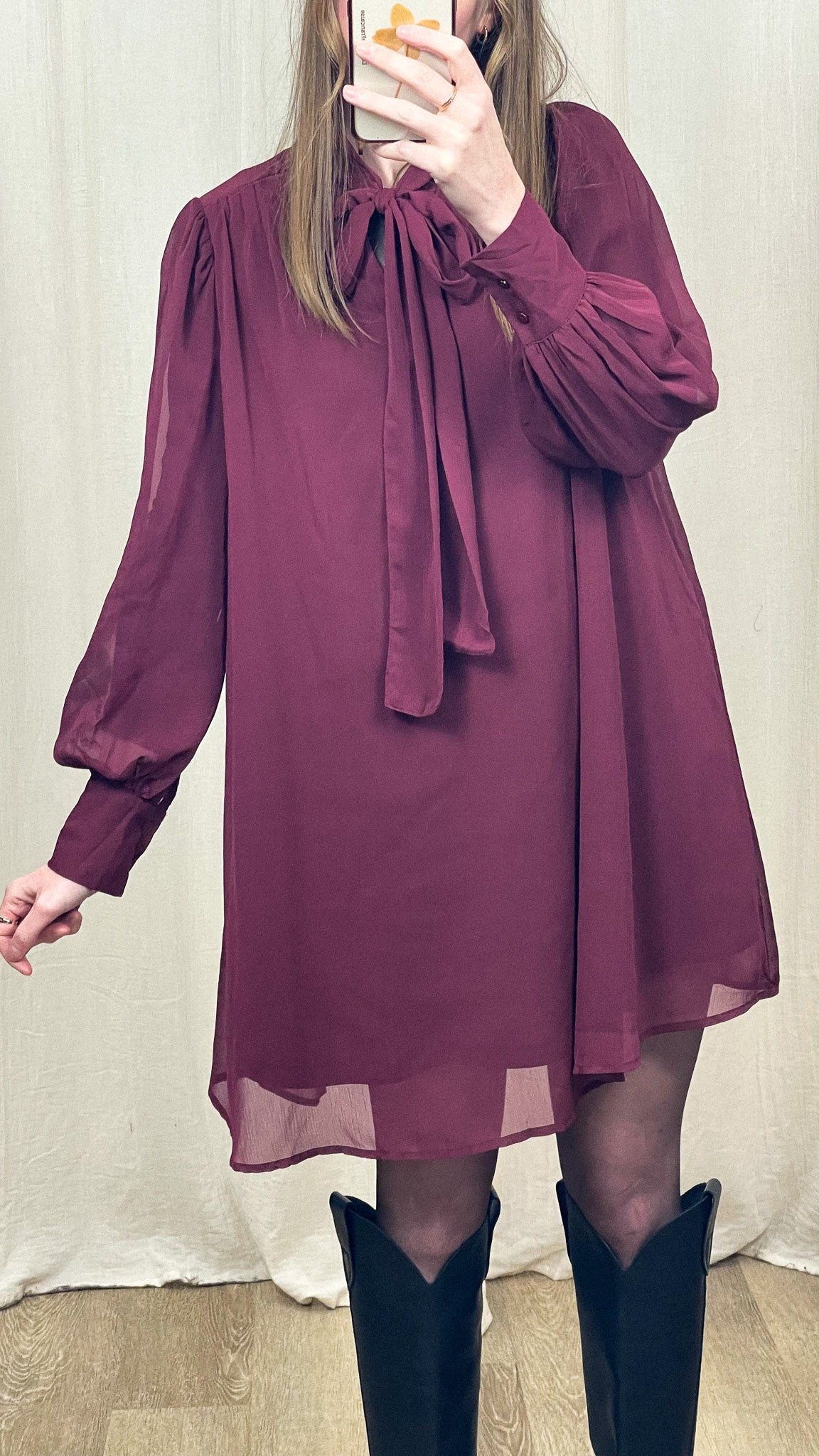 Robe Astride – Robe fluide à nœud col lavallière