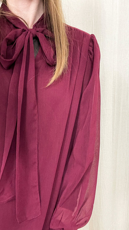 Robe Astride – Robe fluide à nœud col lavallière