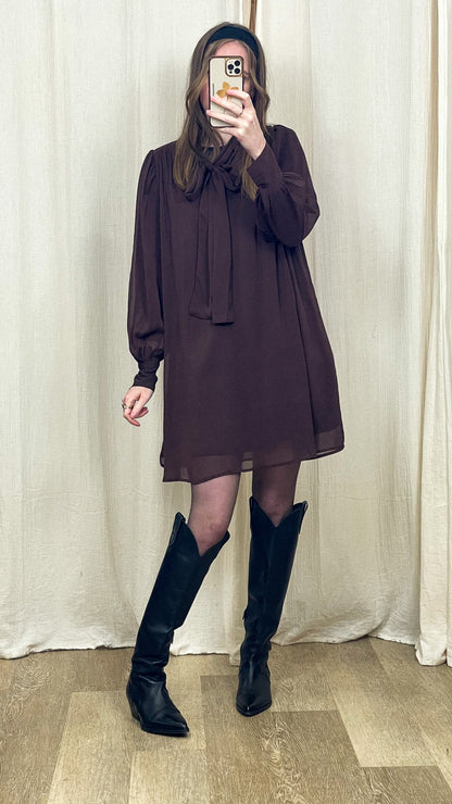 Robe Astride – Robe fluide à nœud col lavallière