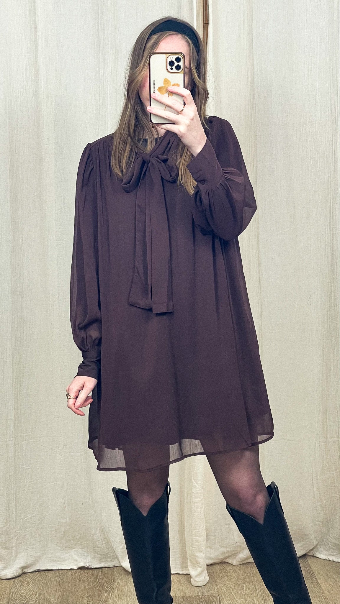 Robe Astride – Robe fluide à nœud col lavallière