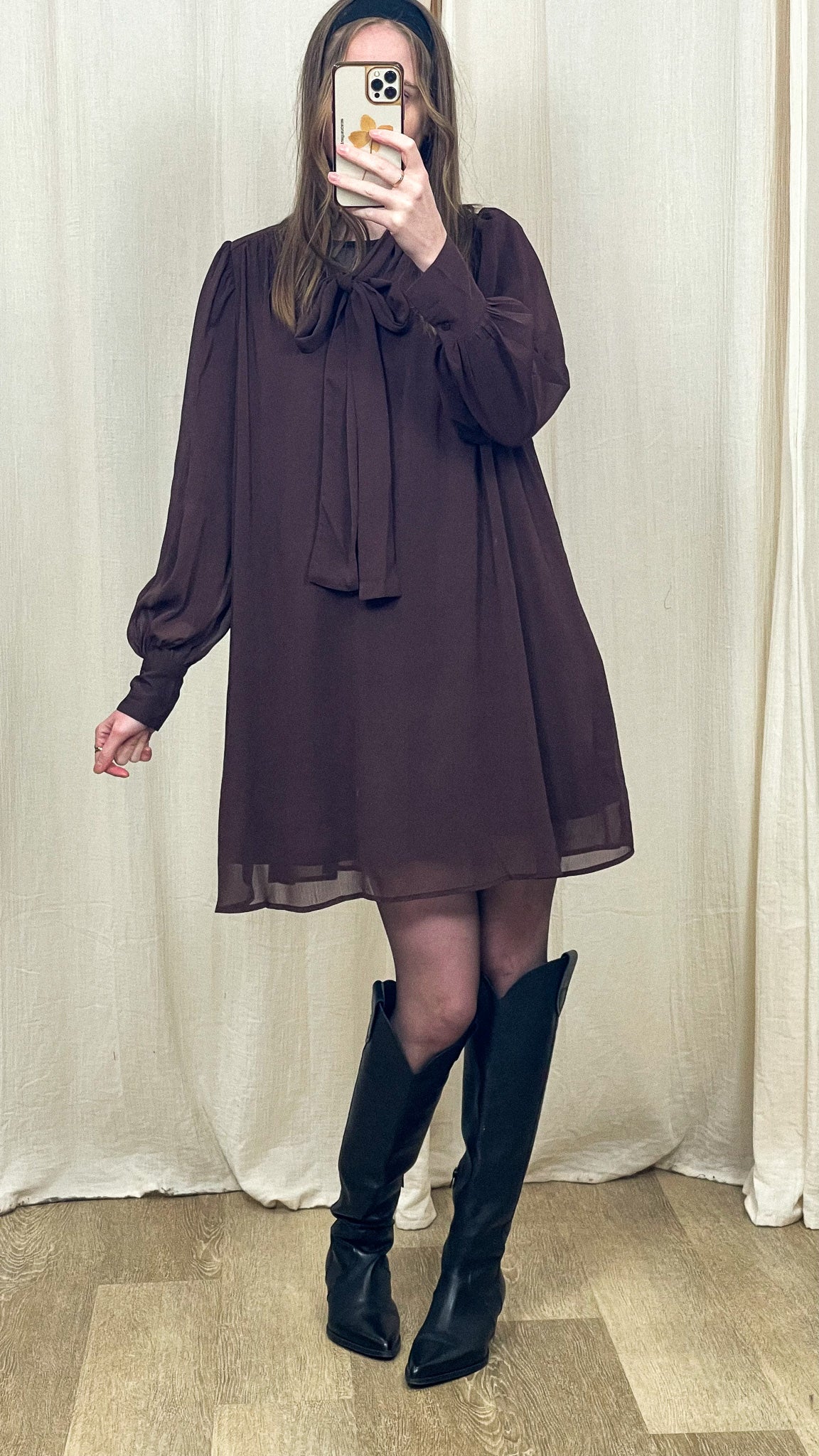 Robe Astride – Robe fluide à nœud col lavallière