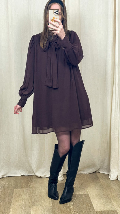 Robe Astride – Robe fluide à nœud col lavallière