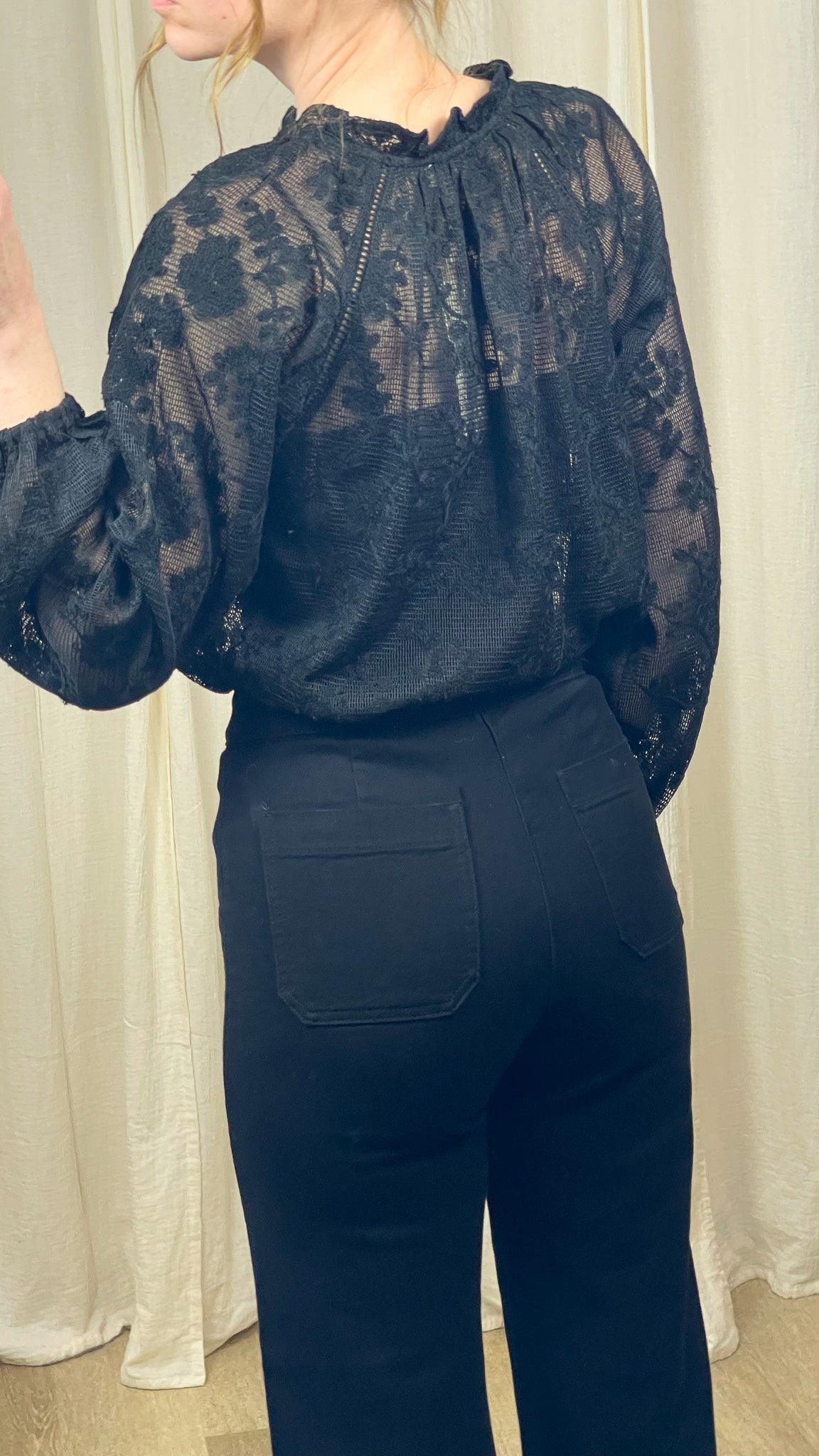 Blouse Ézia – Blouse noire brodée à boutons