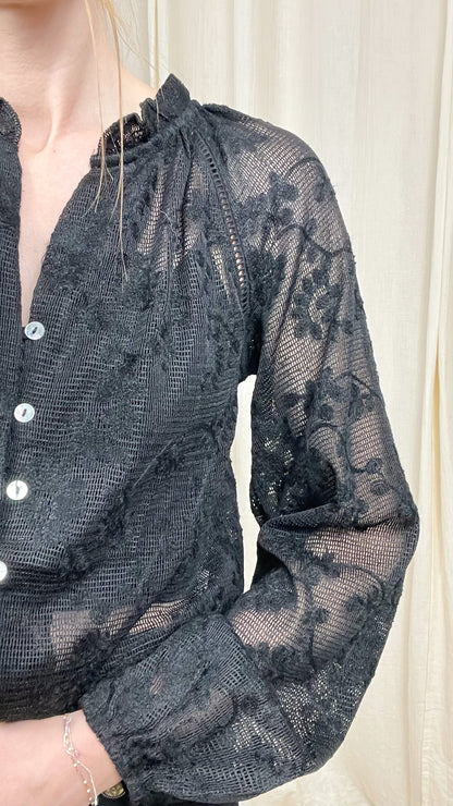 Blouse Ézia – Blouse noire brodée à boutons