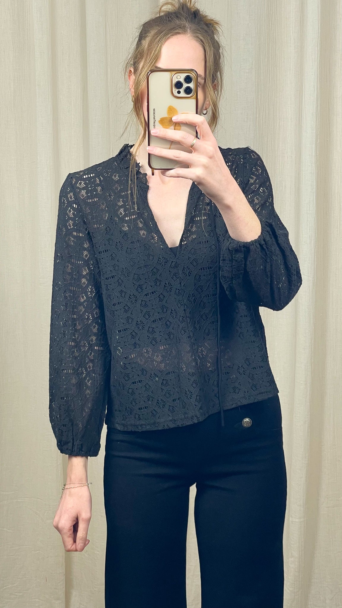 Blouse Liliana – Blouse noire en dentelle ajourée