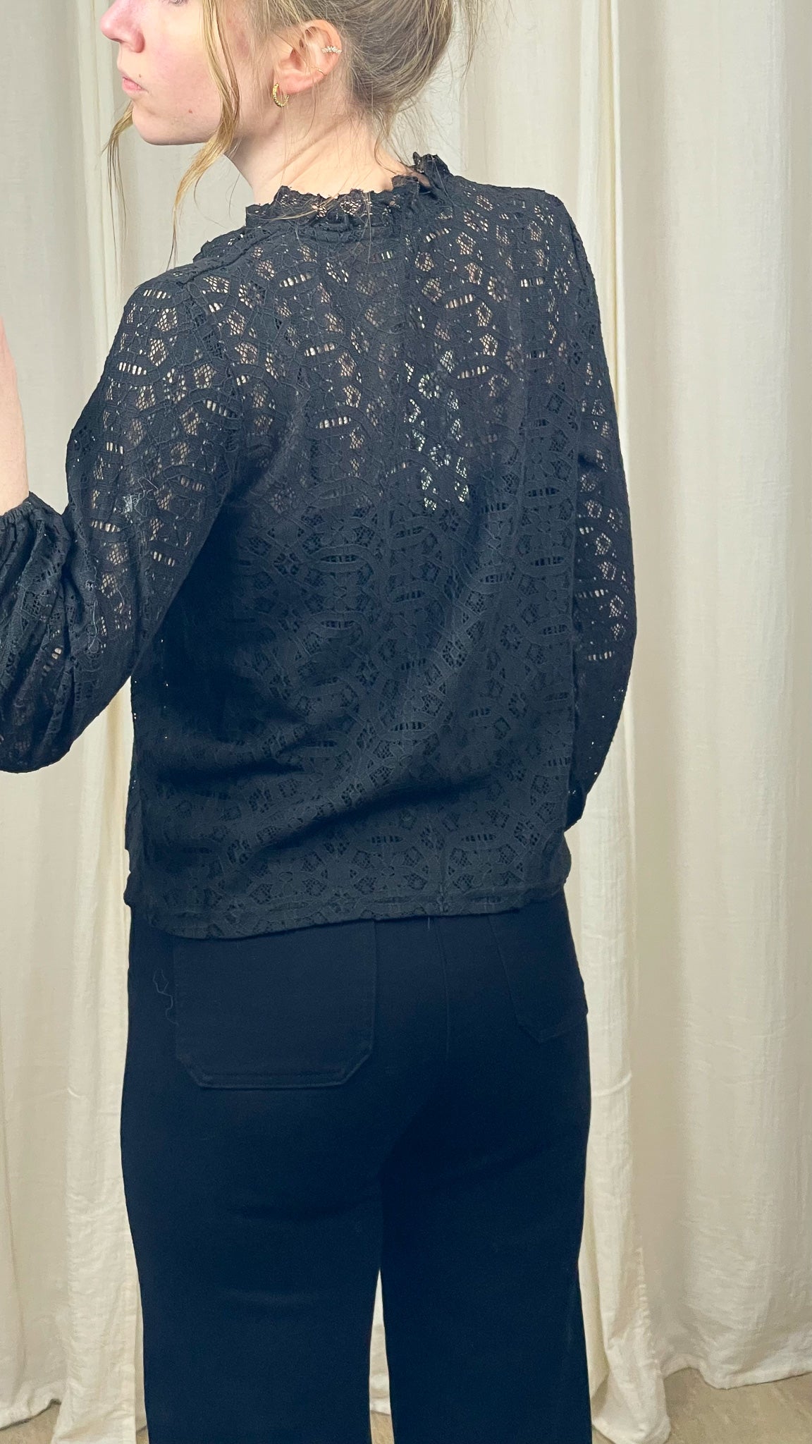 Blouse Liliana – Blouse noire en dentelle ajourée