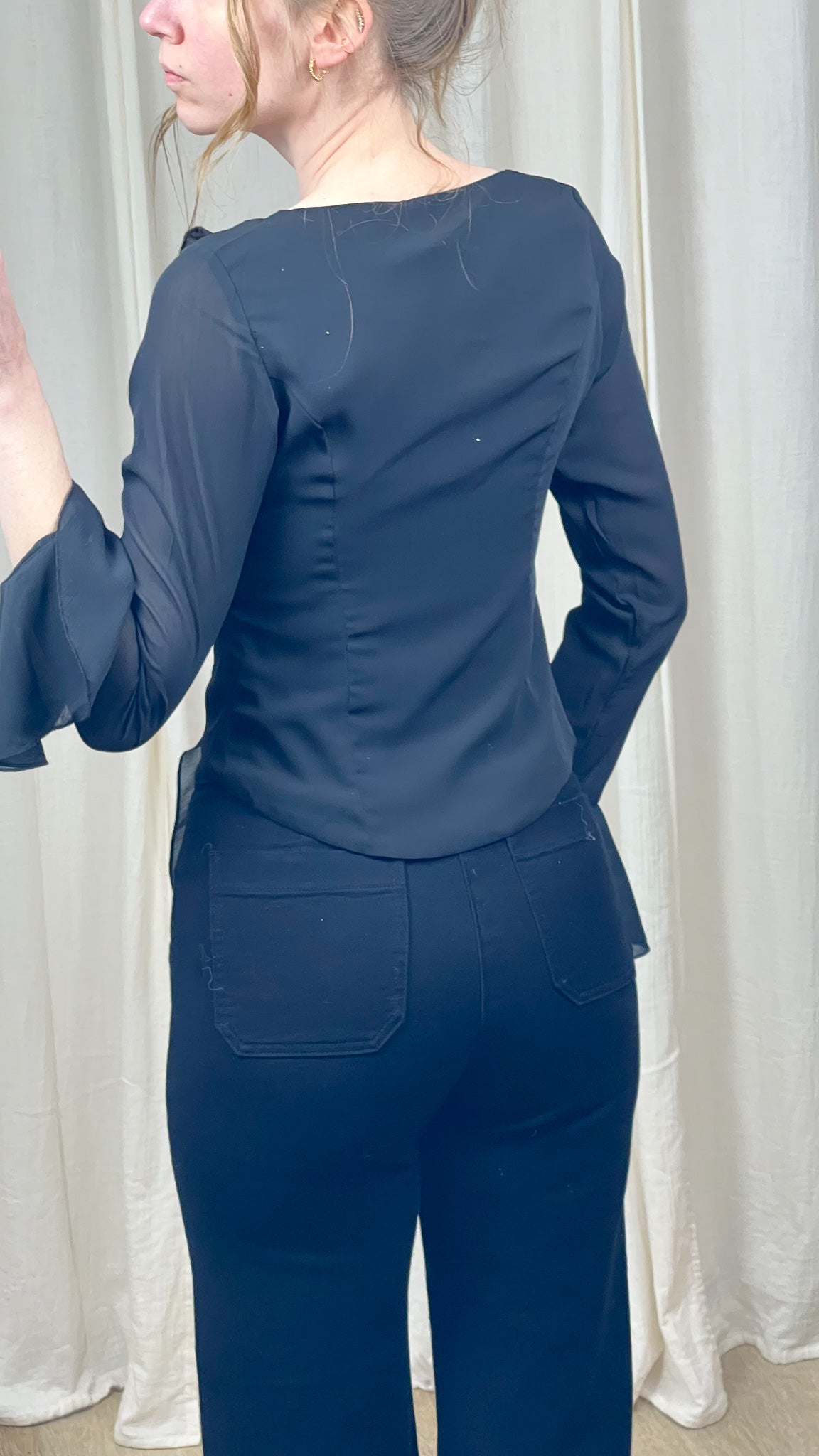 Blouse Alba – Blouse noire fluide à volants