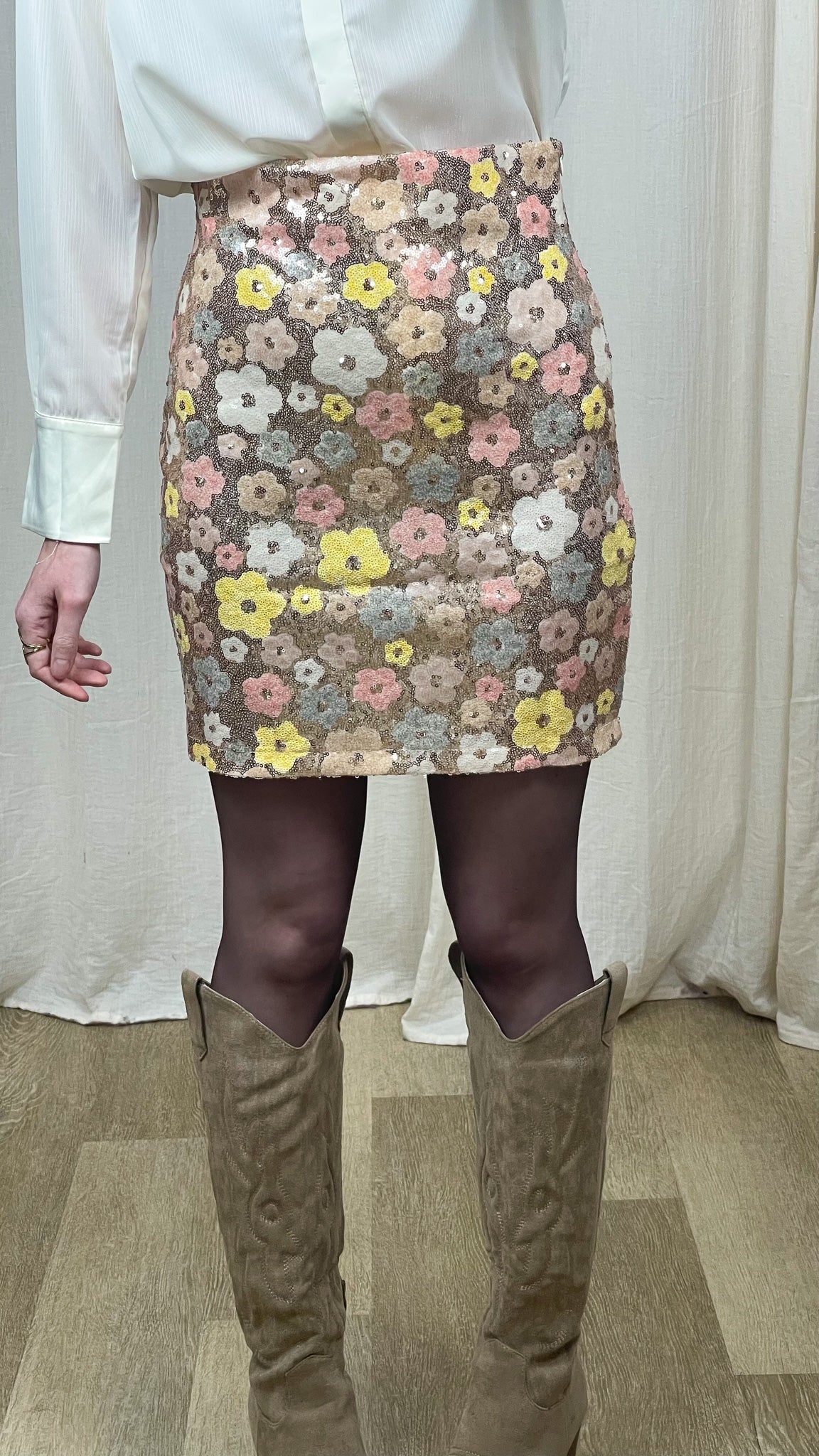 Jupe Rose – Jupe courte à sequins fleuris