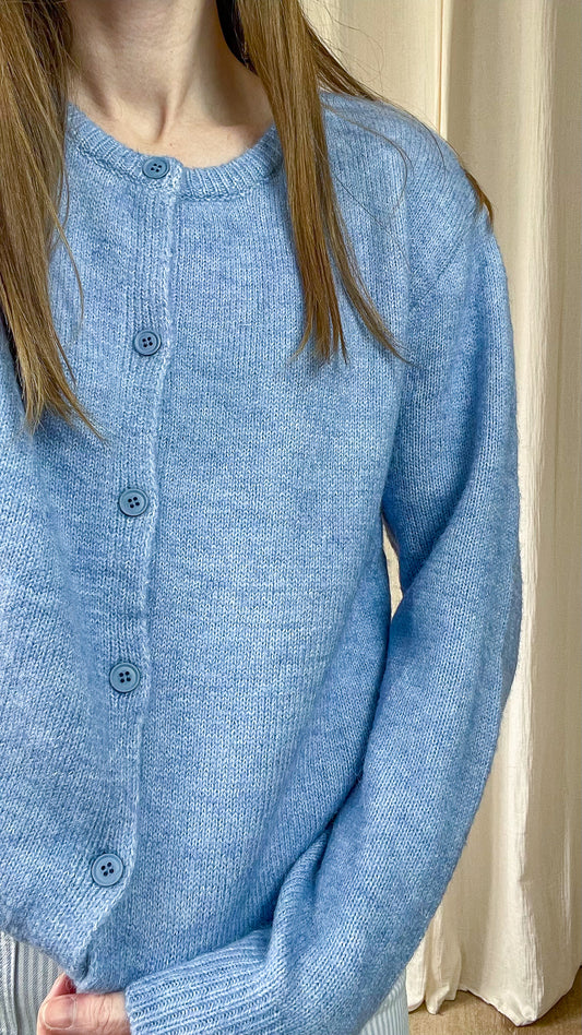 Gilet Céleste – Gilet en maille douce boutonné bleu ciel