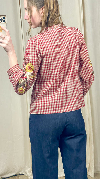 Blouse Capucine – Blouse à carreaux avec fleurs brodées