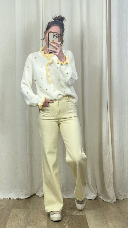 Gilet Louise – Gilet blanc duveteux à fleurs brodées et volants