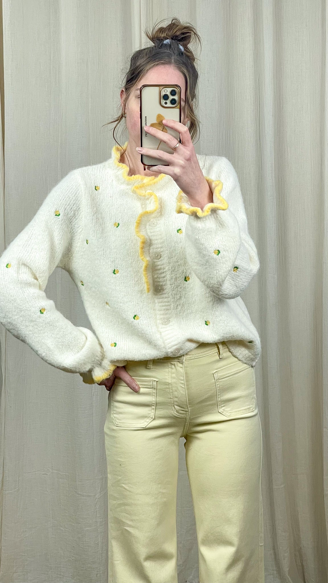 Gilet Louise – Gilet blanc duveteux à fleurs brodées et volants