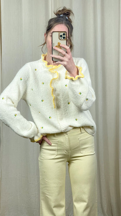 Gilet Louise – Gilet blanc duveteux à fleurs brodées et volants