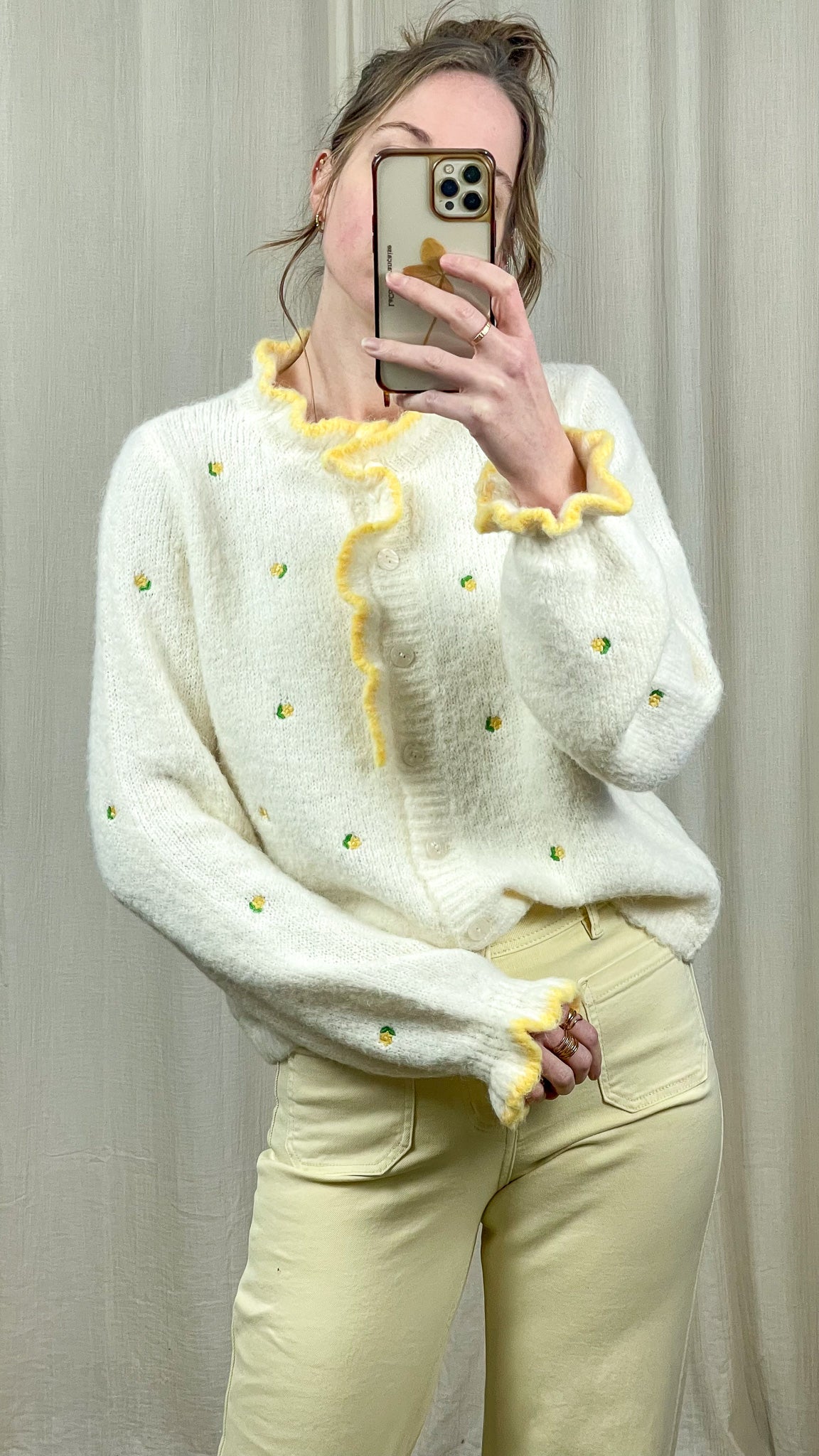 Gilet Louise – Gilet blanc duveteux à fleurs brodées et volants