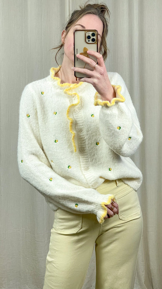 Gilet Louise – Gilet blanc duveteux à fleurs brodées et volants