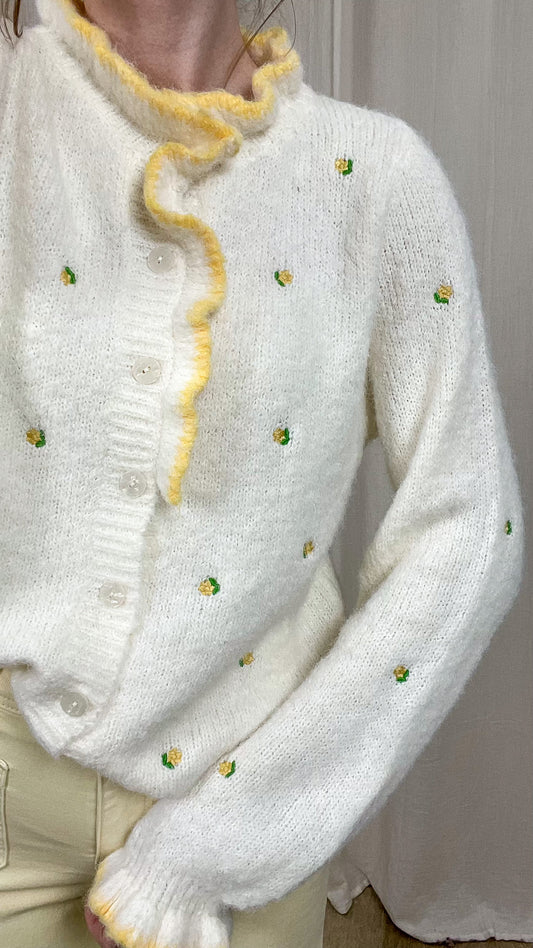 Gilet Louise – Gilet blanc duveteux à fleurs brodées et volants