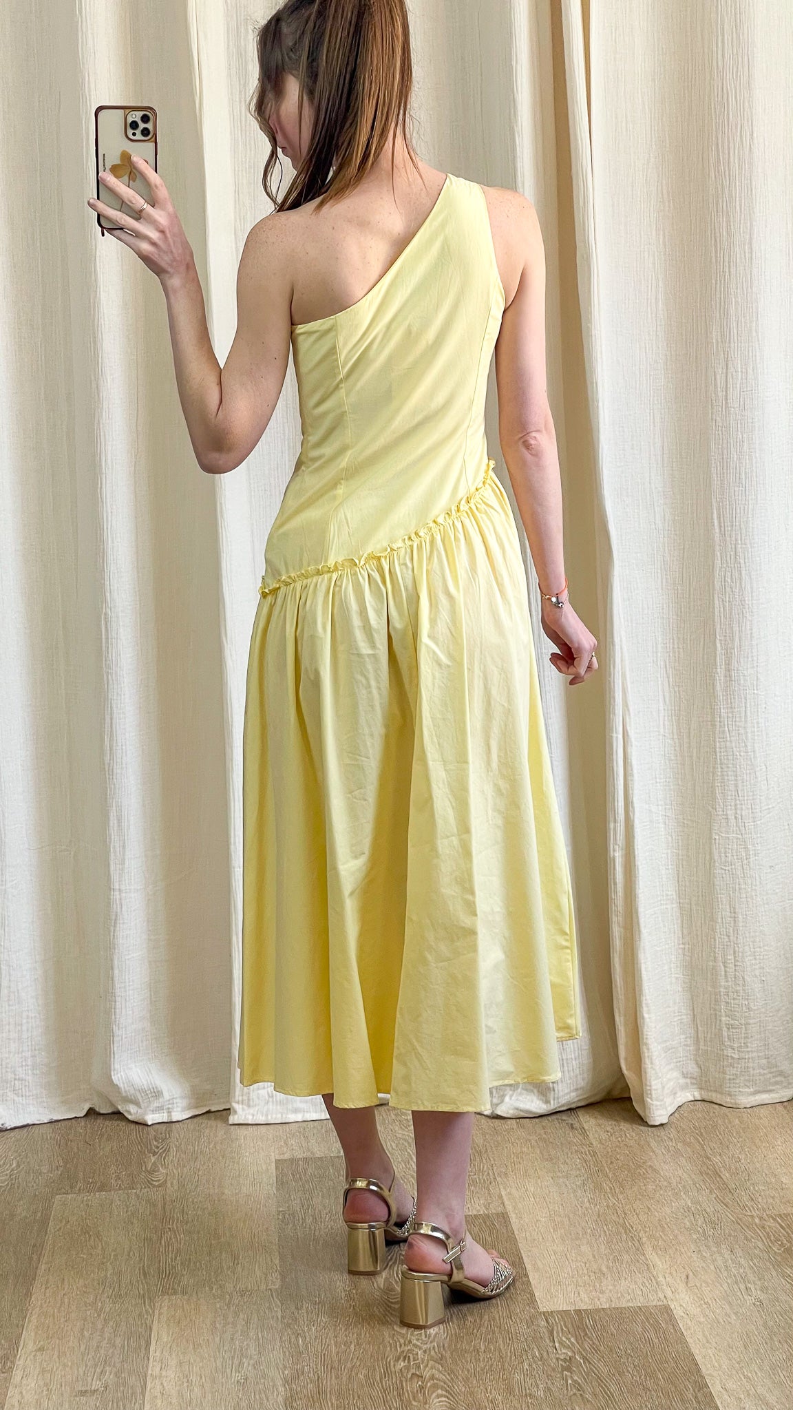Robe Emma – Robe longue jaune asymétrique élégante