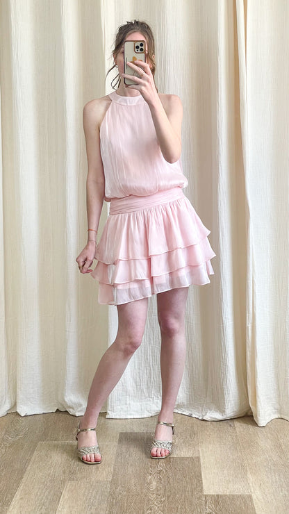 Robe Alicia – Robe courte rose poudré à volants élégante