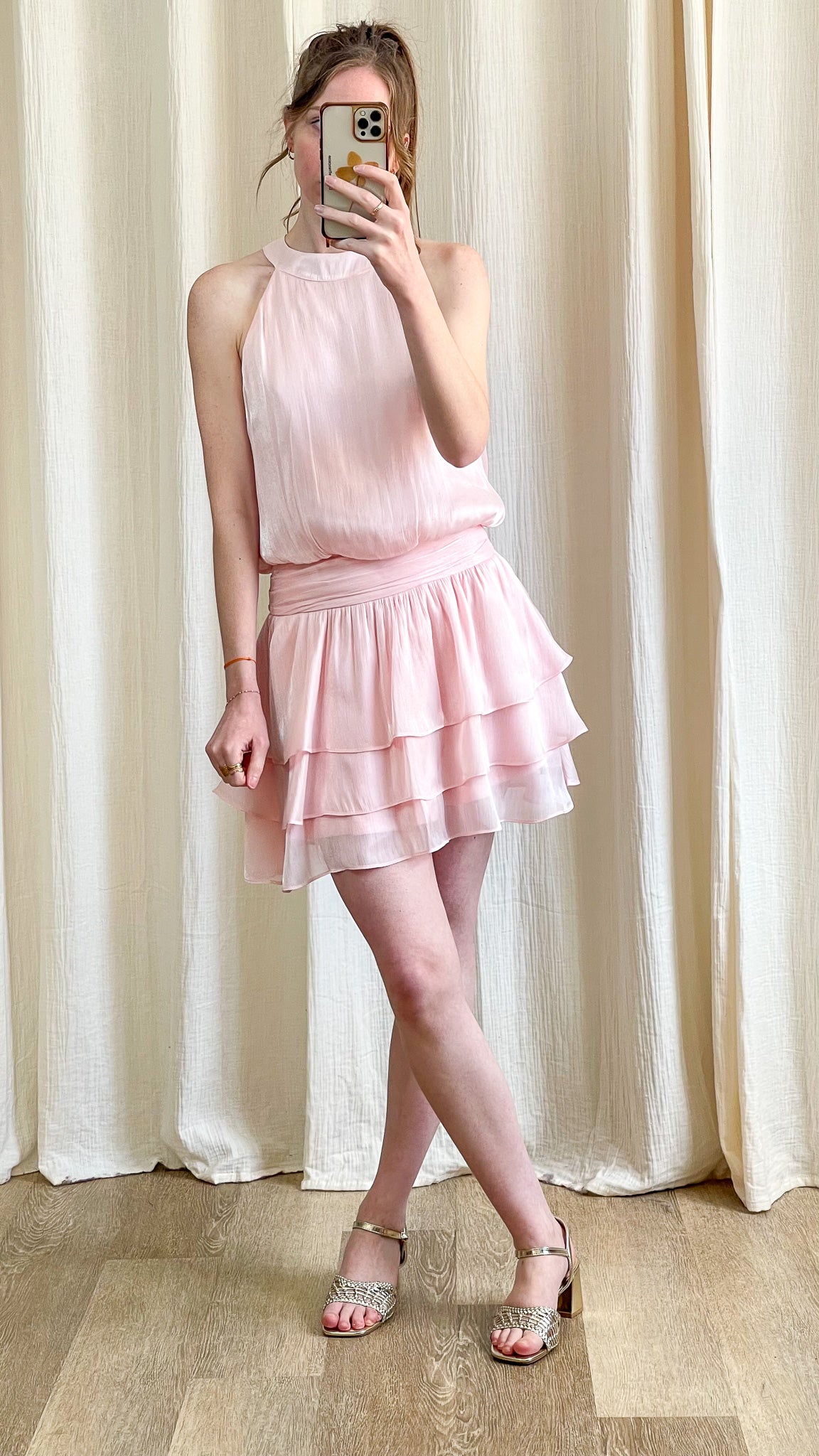 Robe Alicia – Robe courte rose poudré à volants élégante