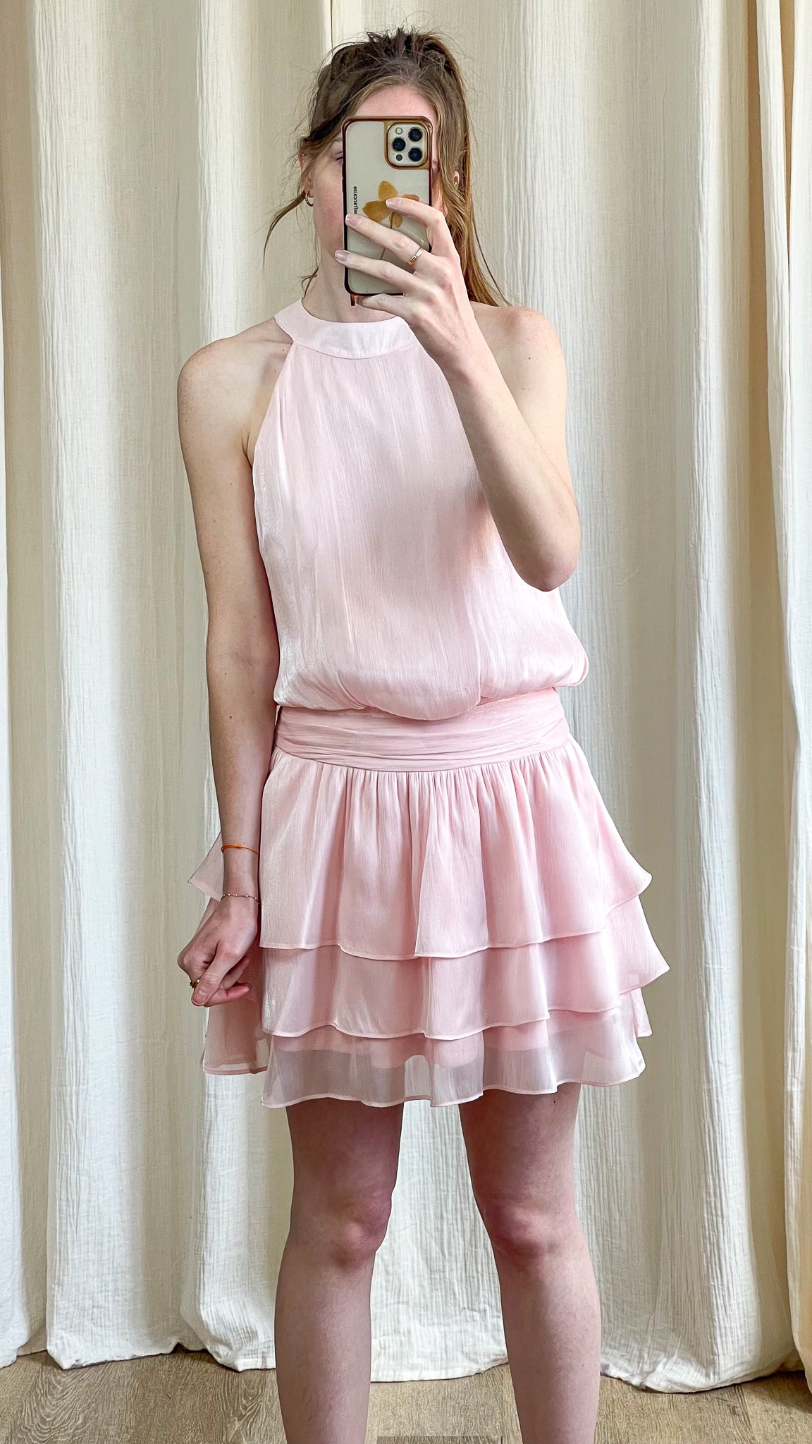 Robe Alicia – Robe courte rose poudré à volants élégante
