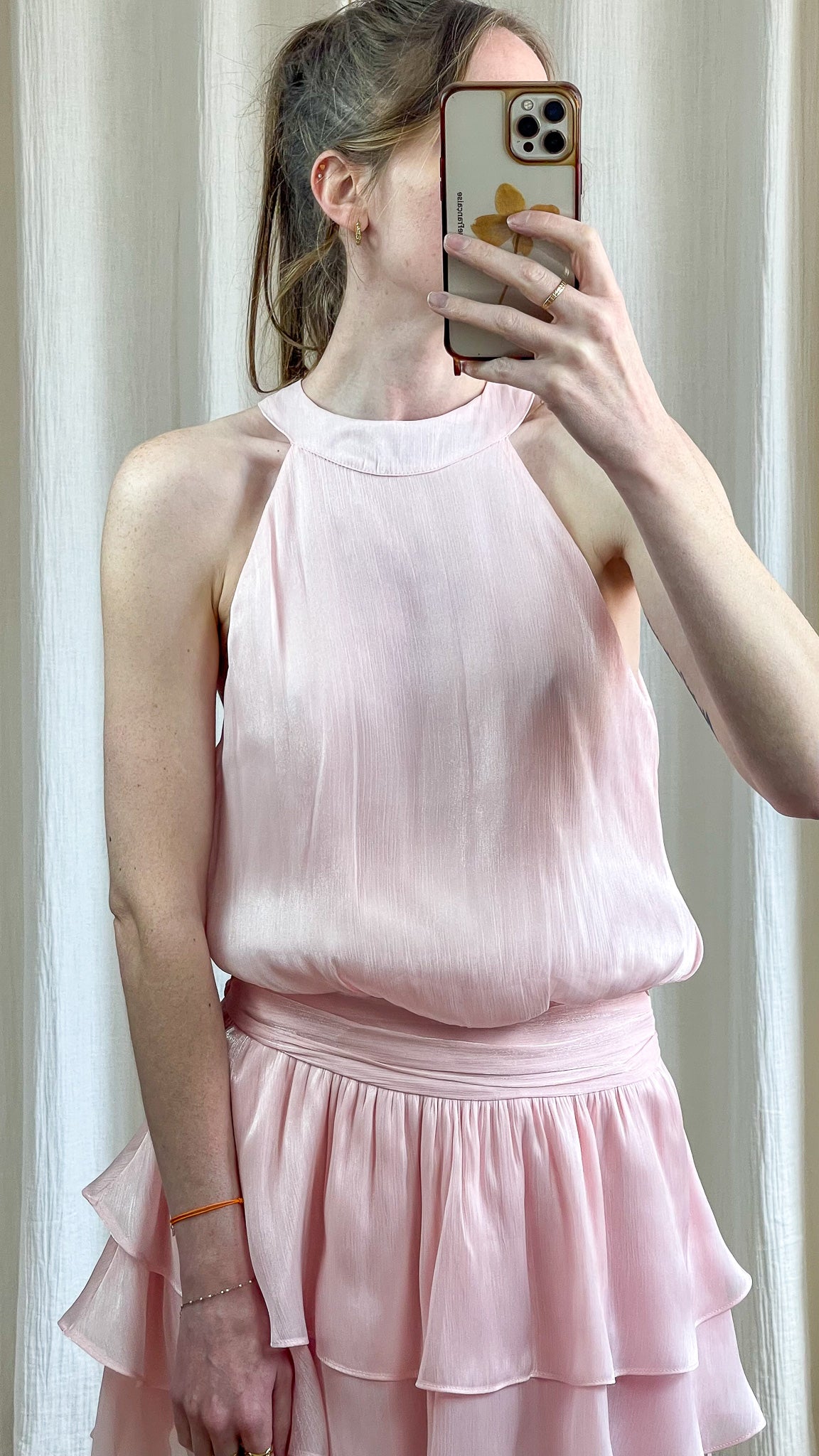 Robe Alicia – Robe courte rose poudré à volants élégante