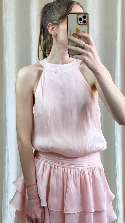 Robe Alicia – Robe courte rose poudré à volants élégante