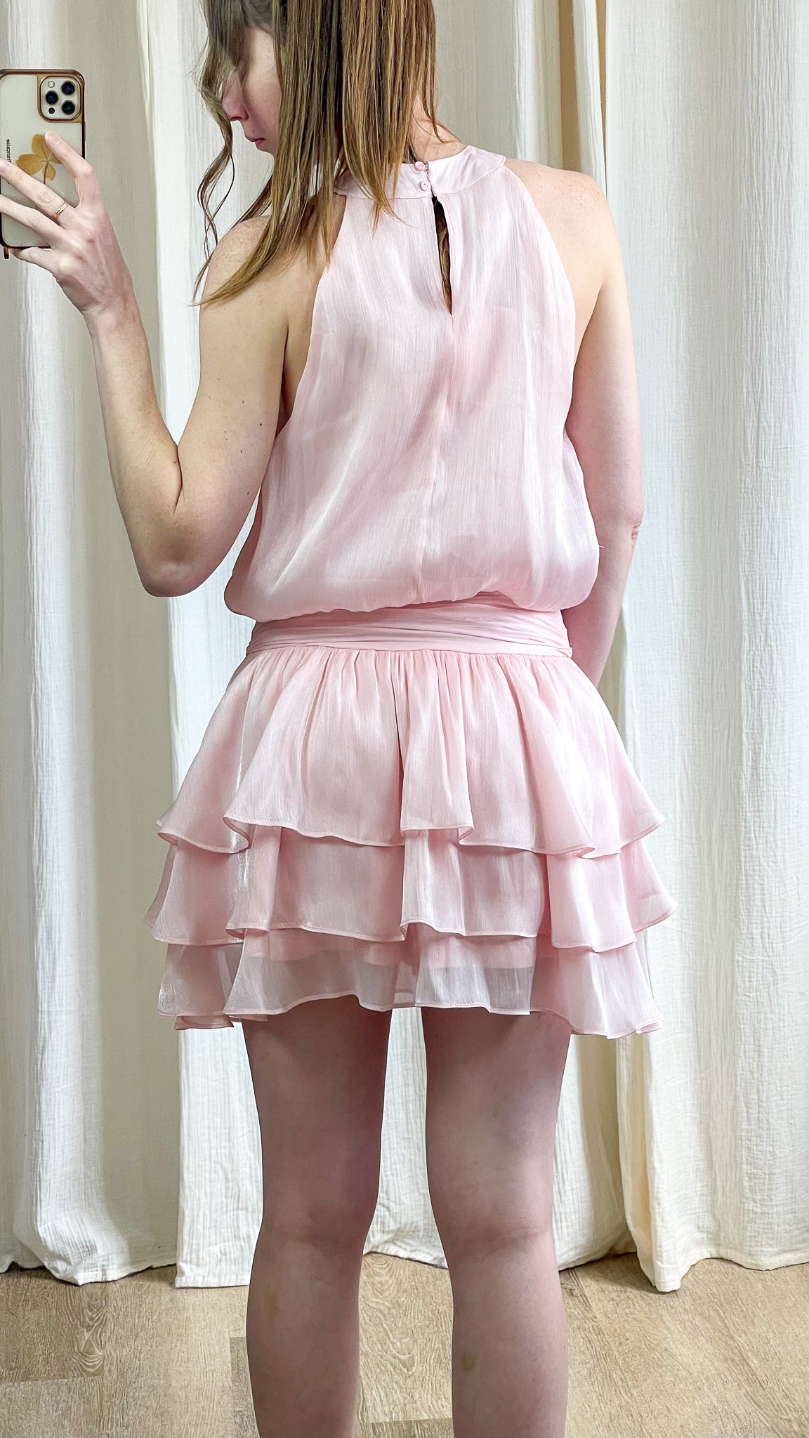Robe Alicia – Robe courte rose poudré à volants élégante