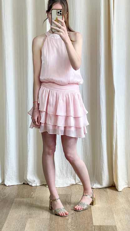 Robe Alicia – Robe courte rose poudré à volants élégante