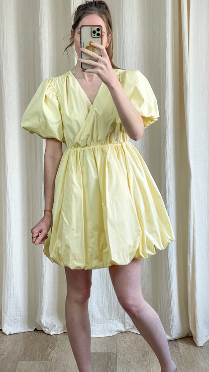 Robe Céleste – Robe courte jaune pastel à manches ballon