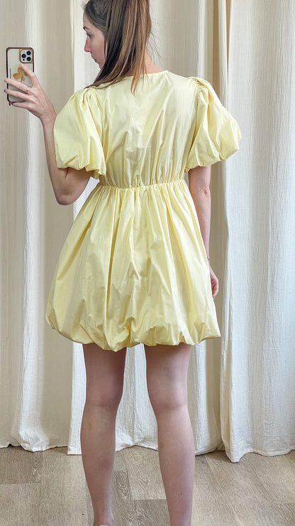 Robe Céleste – Robe courte jaune pastel à manches ballon
