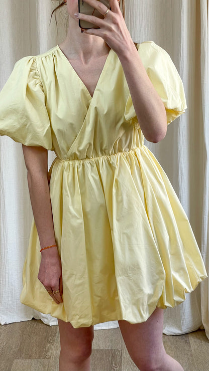 Robe Céleste – Robe courte jaune pastel à manches ballon