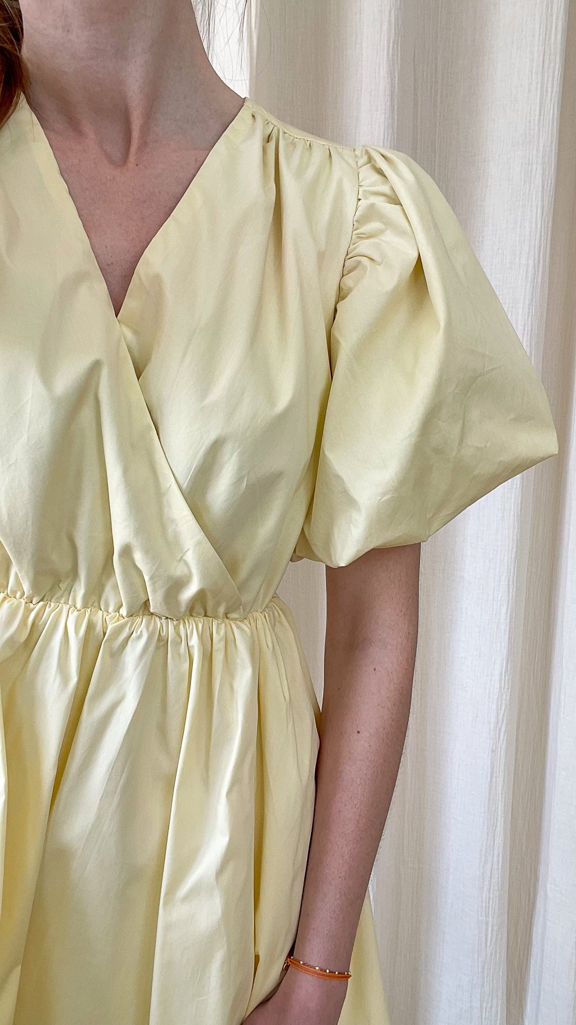 Robe Céleste – Robe courte jaune pastel à manches ballon