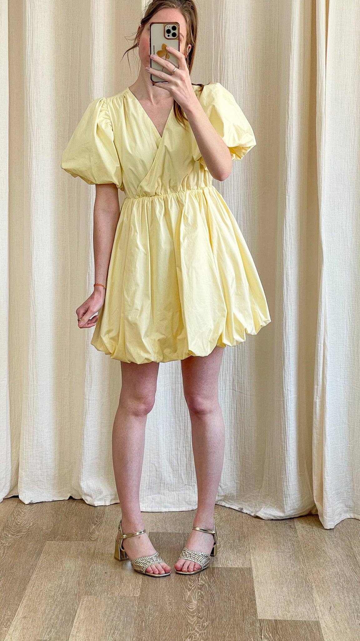 Robe Céleste – Robe courte jaune pastel à manches ballon