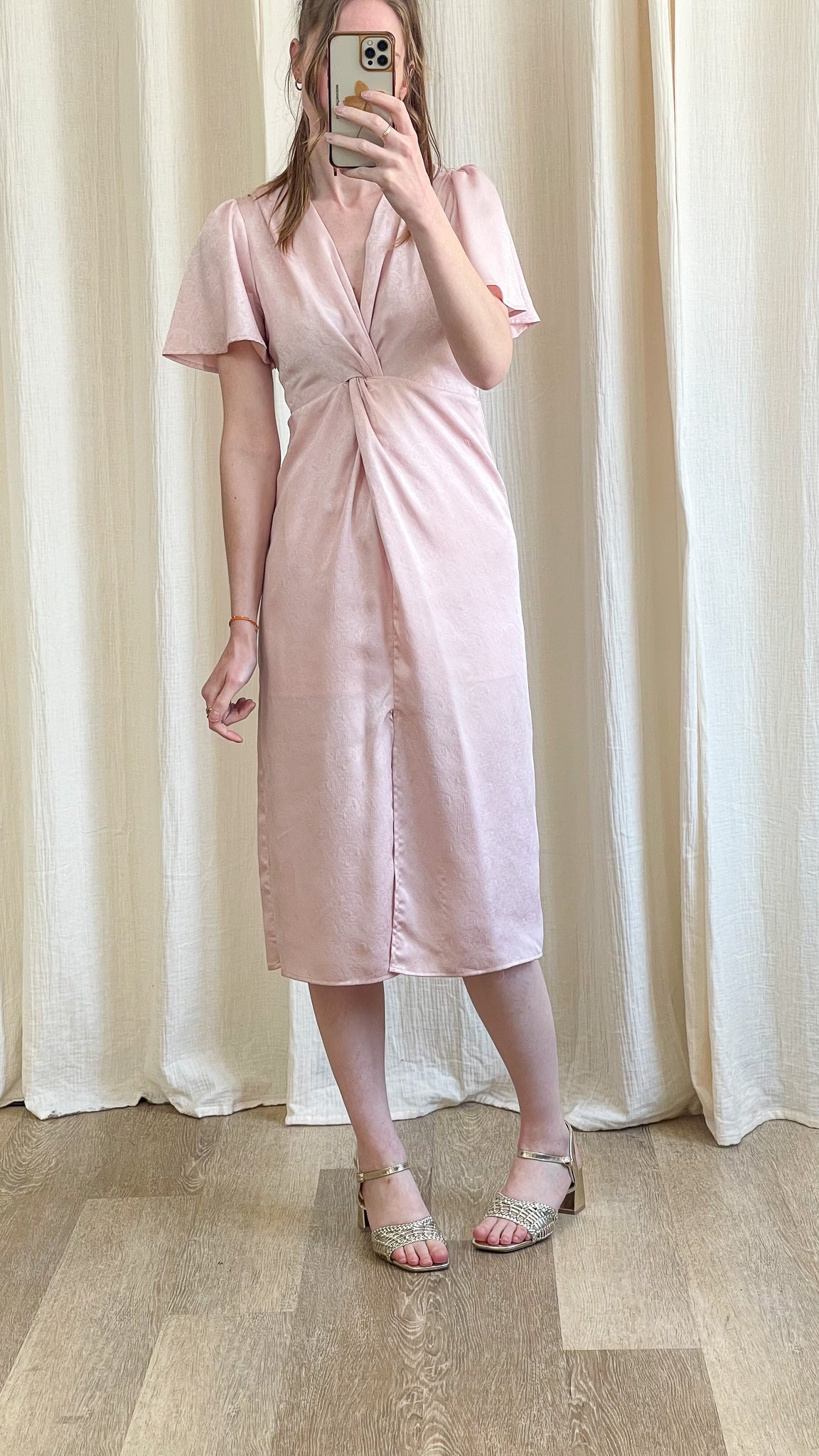 Robe Alba – Robe midi satinée rose poudré avec drapé