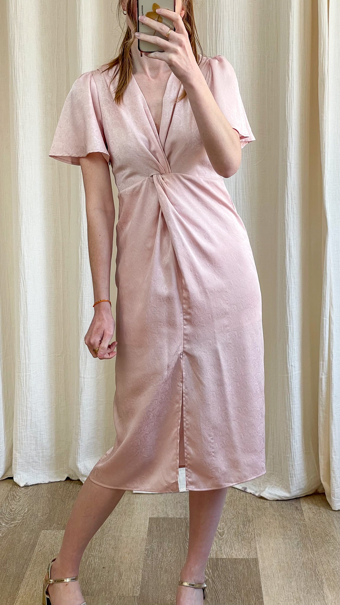 Robe Alba – Robe midi satinée rose poudré avec drapé