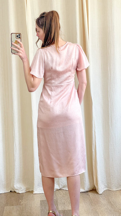 Robe Alba – Robe midi satinée rose poudré avec drapé