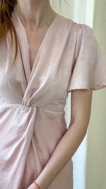 Robe Alba – Robe midi satinée rose poudré avec drapé